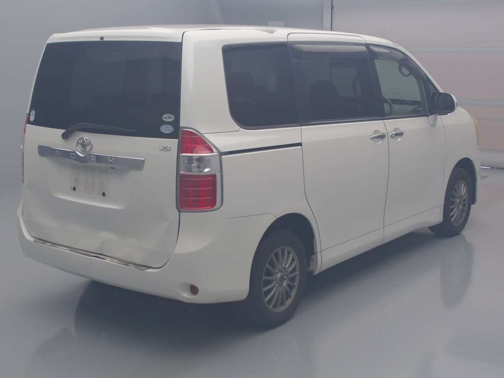 2010 Toyota Noah ZRR70G[1]