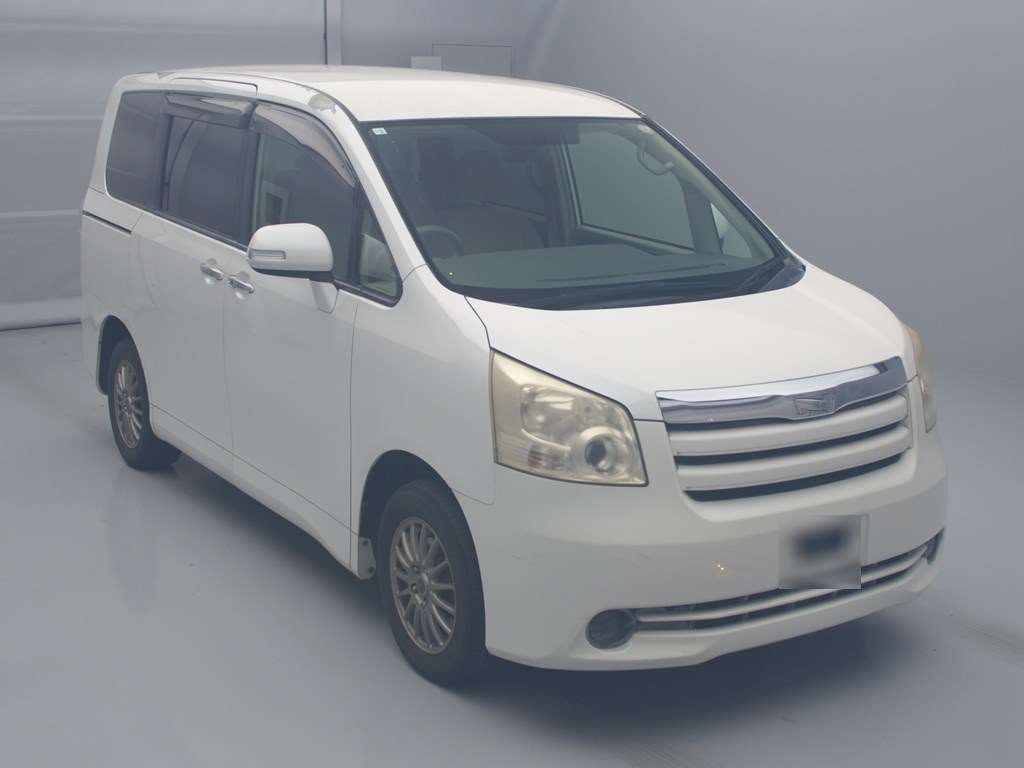 2010 Toyota Noah ZRR70G[2]