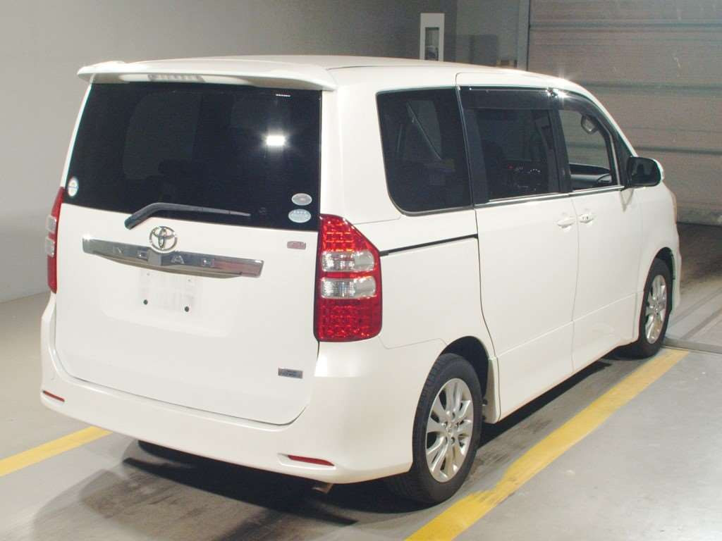 2010 Toyota Noah ZRR70W[1]