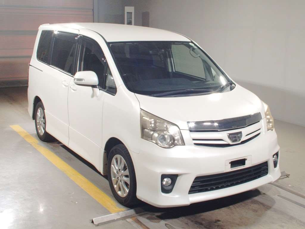 2010 Toyota Noah ZRR70W[2]