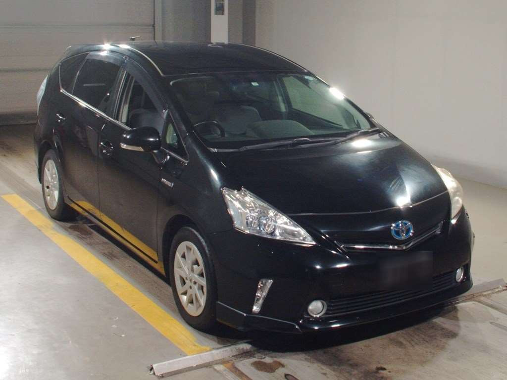 2011 Toyota Prius alpha ZVW40W[2]