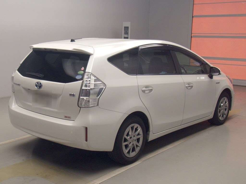 2014 Toyota Prius alpha ZVW41W[1]