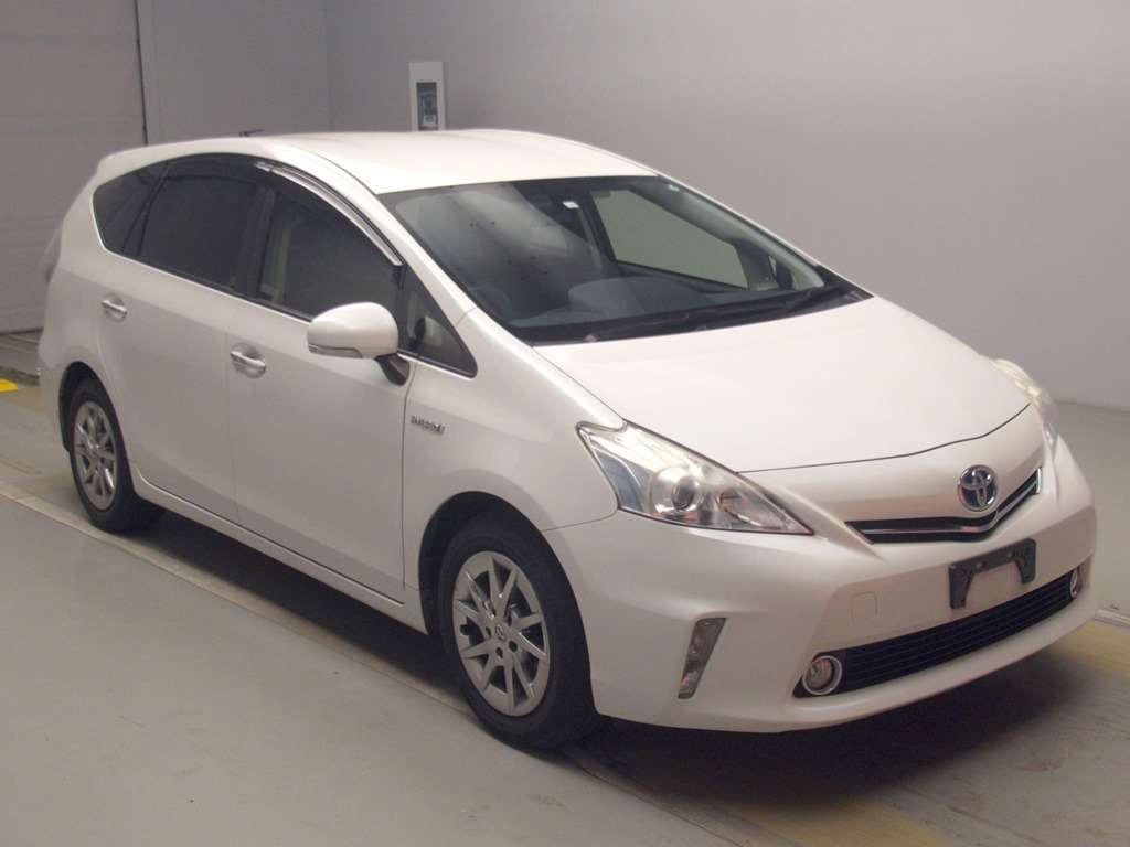 2014 Toyota Prius alpha ZVW41W[2]