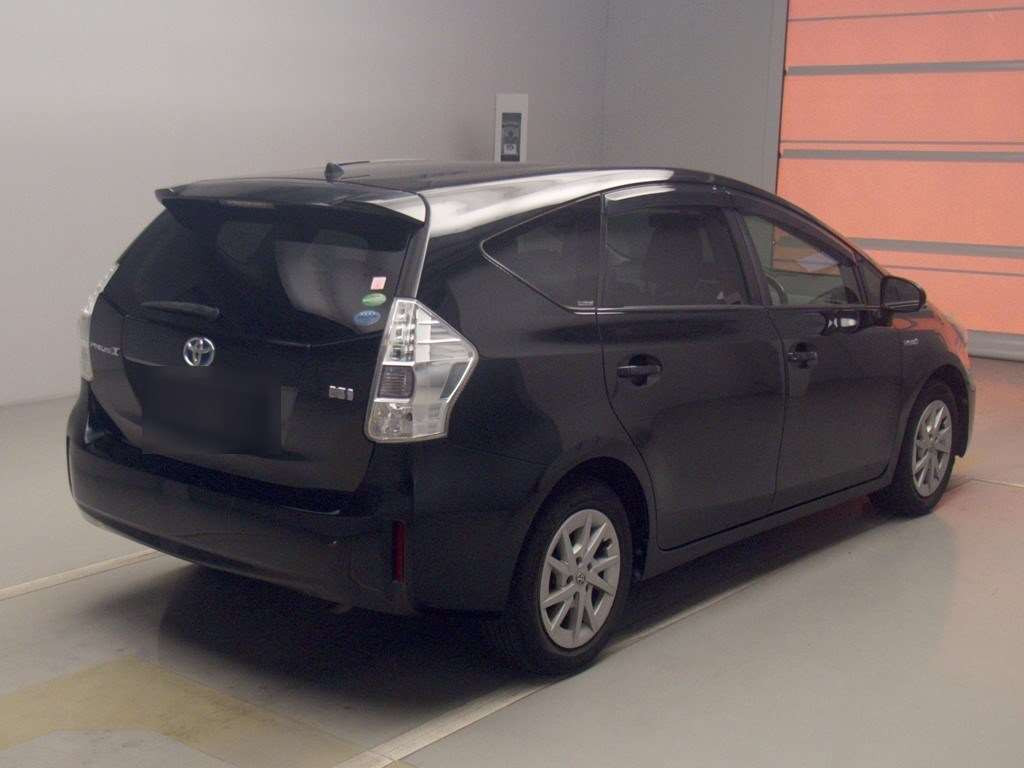 2013 Toyota Prius alpha ZVW40W[1]