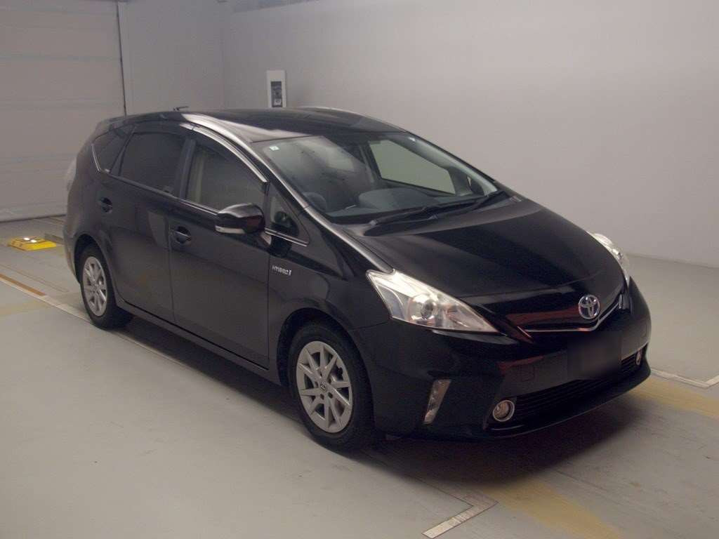 2013 Toyota Prius alpha ZVW40W[2]