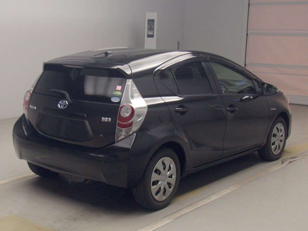 2013 Toyota Aqua NHP10[1]