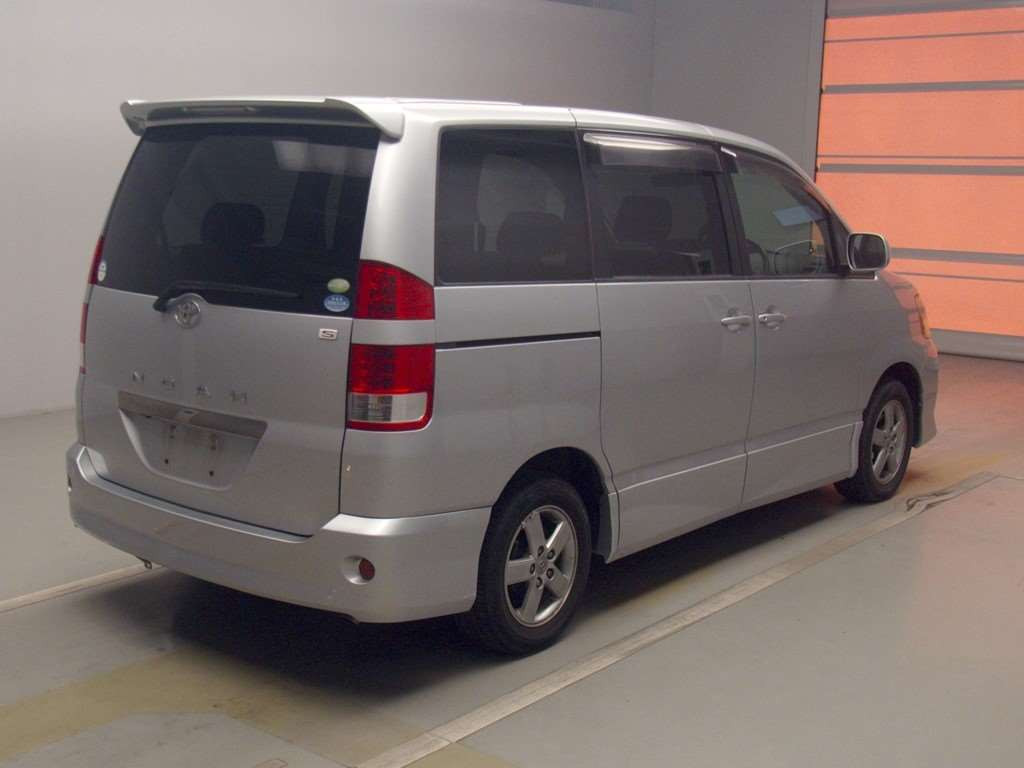 2004 Toyota Noah AZR60G[1]