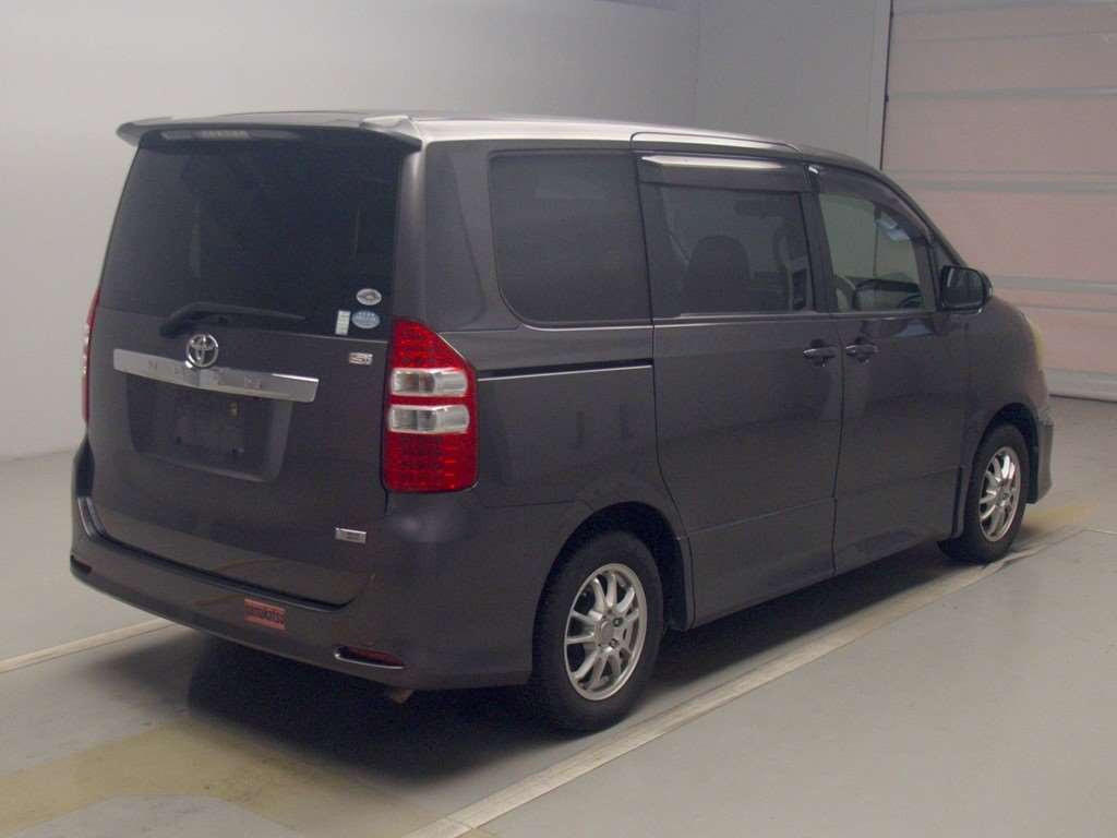 2010 Toyota Noah ZRR70W[1]