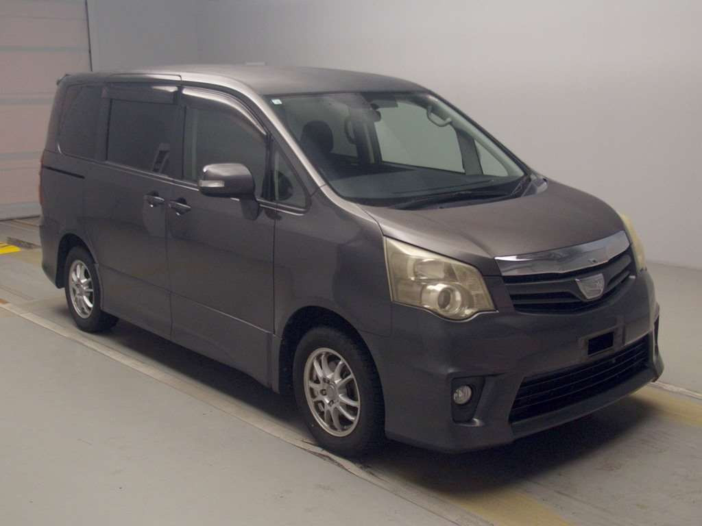 2010 Toyota Noah ZRR70W[2]