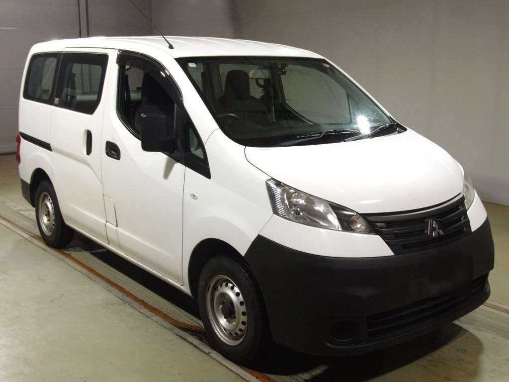 2017 Mitsubishi Delica Van BVM20[2]