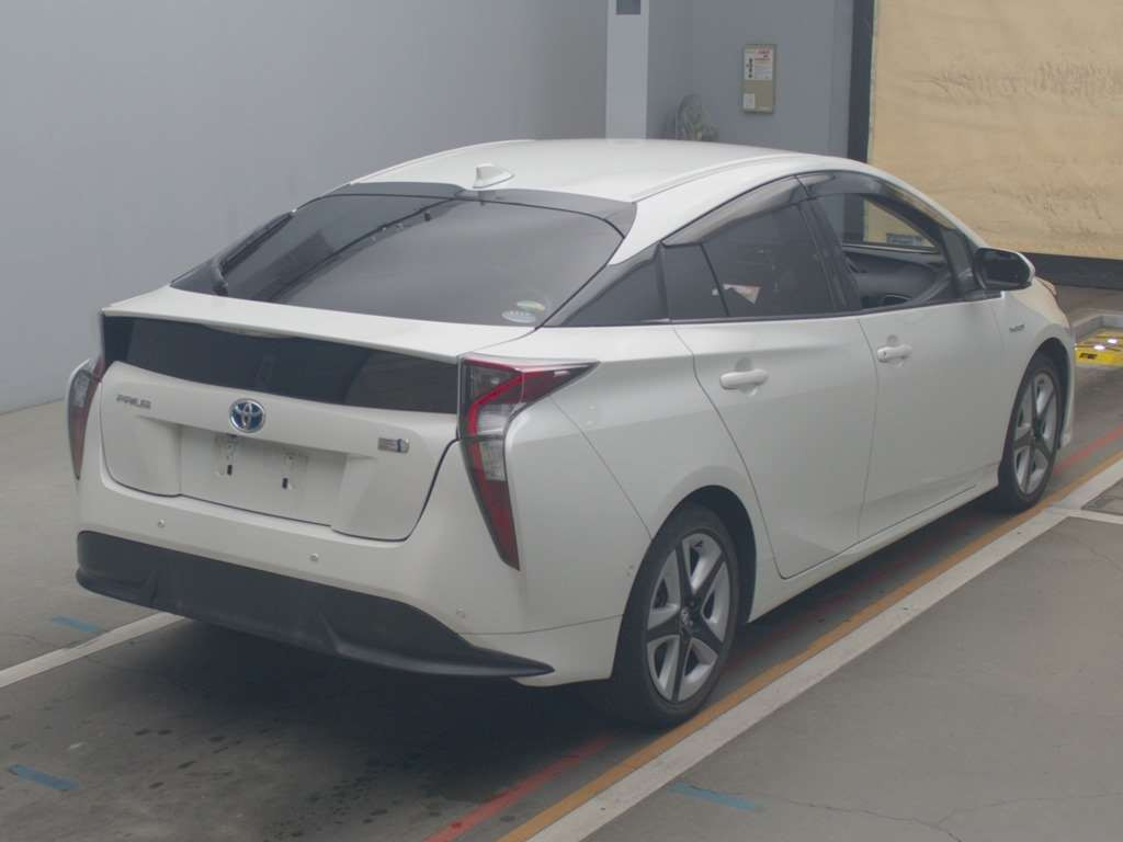 2016 Toyota Prius ZVW51[1]