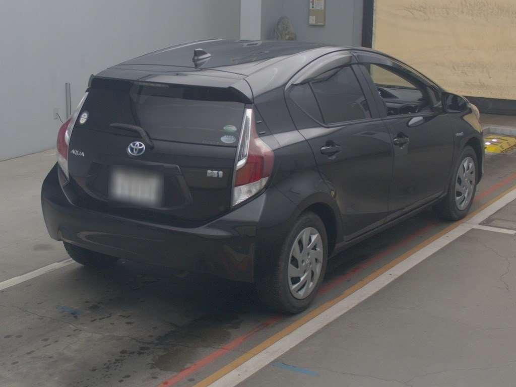 2015 Toyota Aqua NHP10[1]