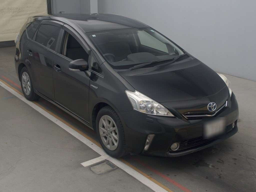 2013 Toyota Prius alpha ZVW41W[2]