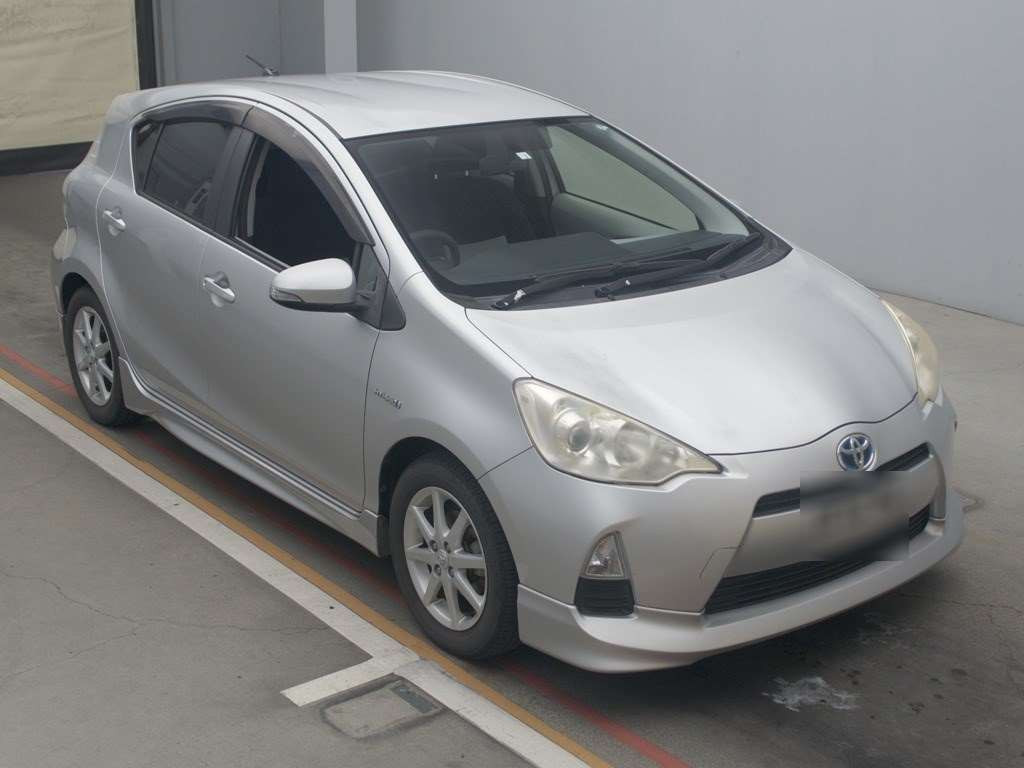 2012 Toyota Aqua NHP10[2]