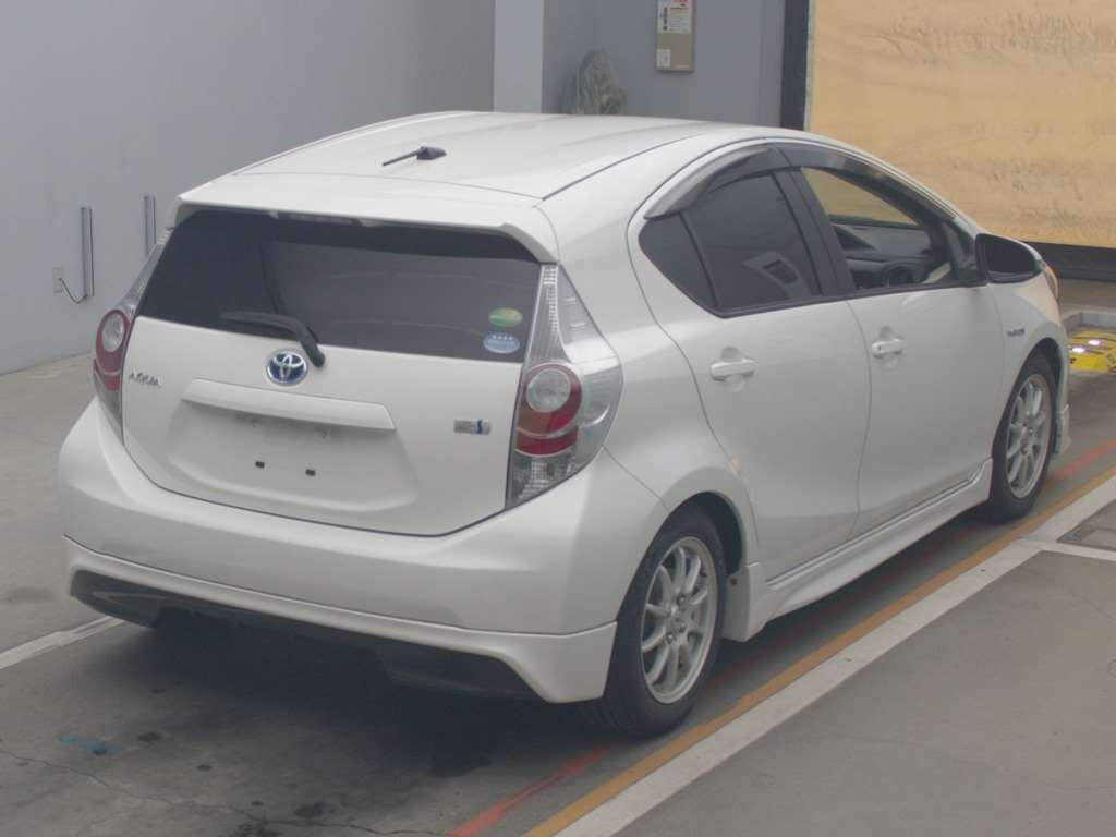 2013 Toyota Aqua NHP10[1]