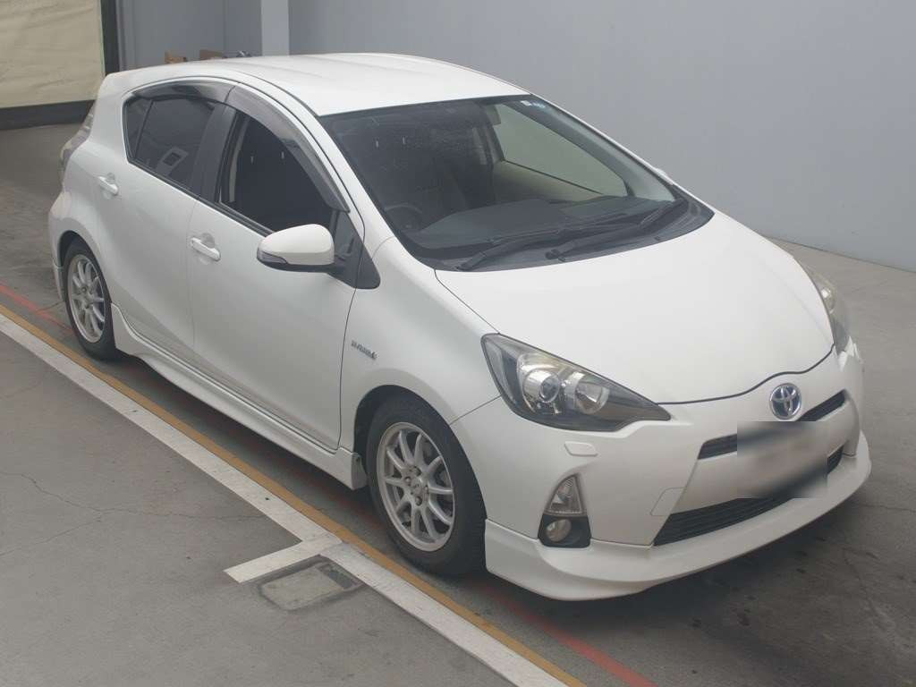 2013 Toyota Aqua NHP10[2]