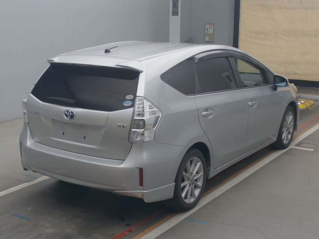 2011 Toyota Prius alpha ZVW41W[1]