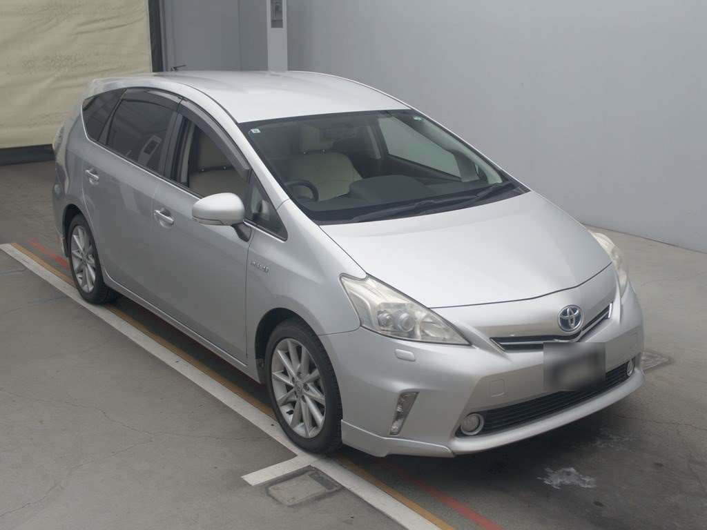 2011 Toyota Prius alpha ZVW41W[2]