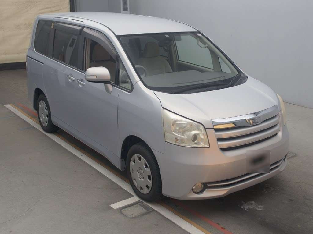 2010 Toyota Noah ZRR70G[2]