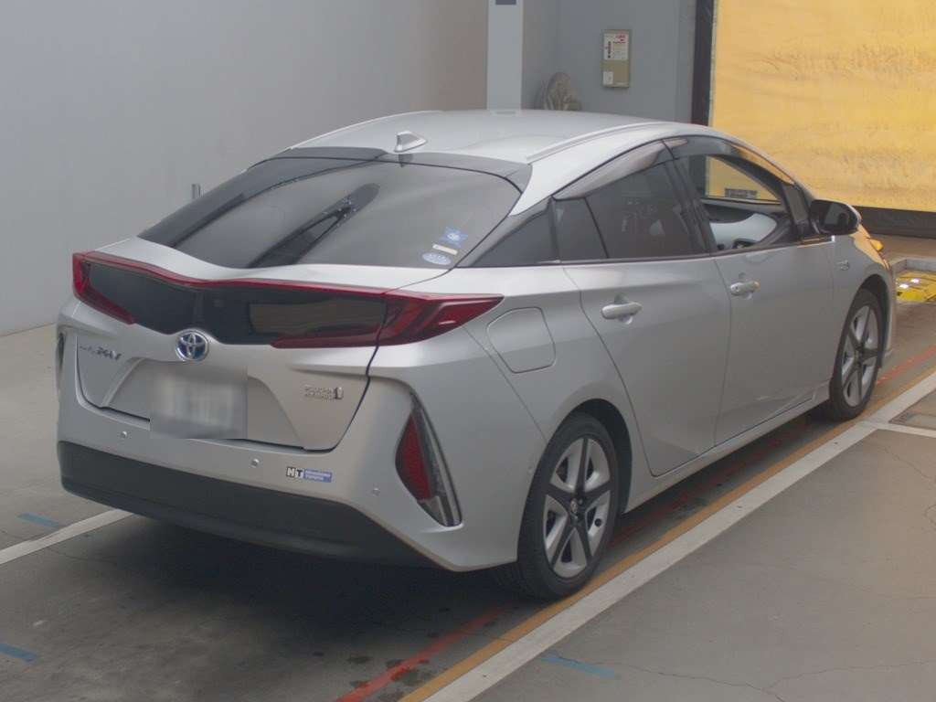 2018 Toyota Prius PHV ZVW52[1]