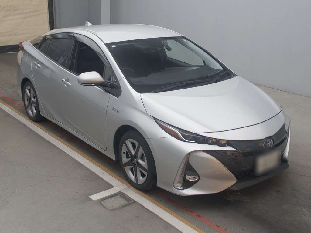 2018 Toyota Prius PHV ZVW52[2]