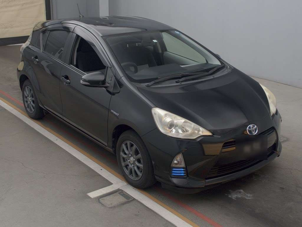 2011 Toyota Aqua NHP10[2]