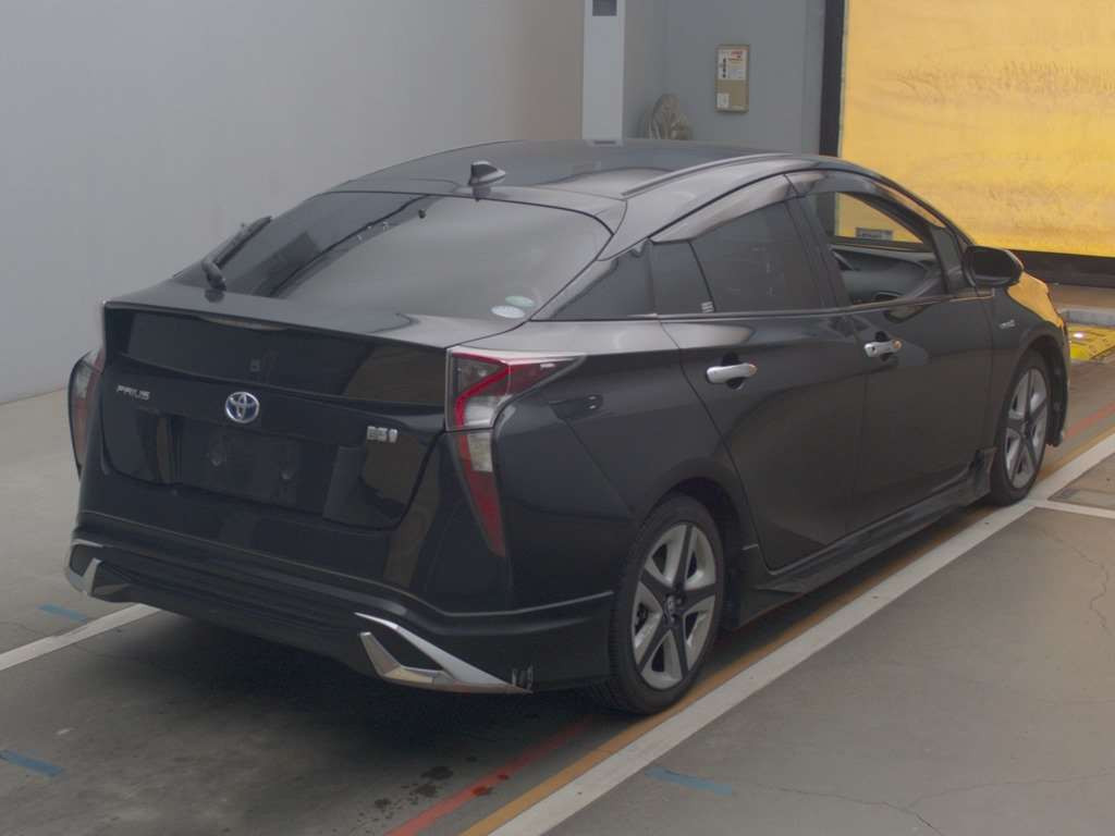 2016 Toyota Prius ZVW50[1]