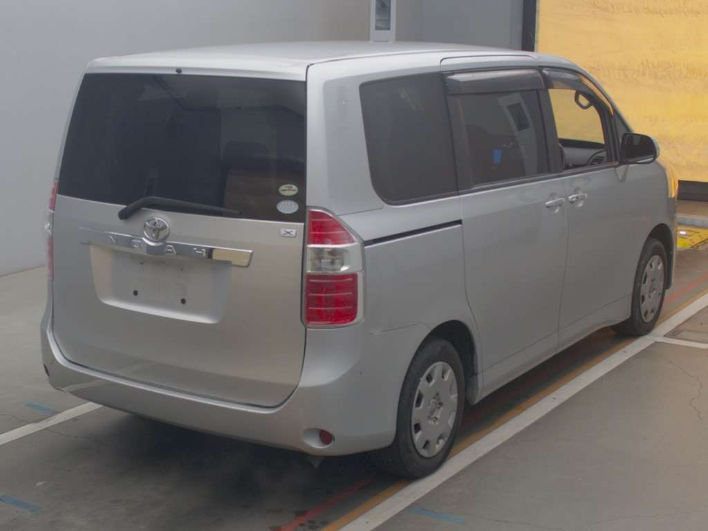 2008 Toyota Noah ZRR70G[1]