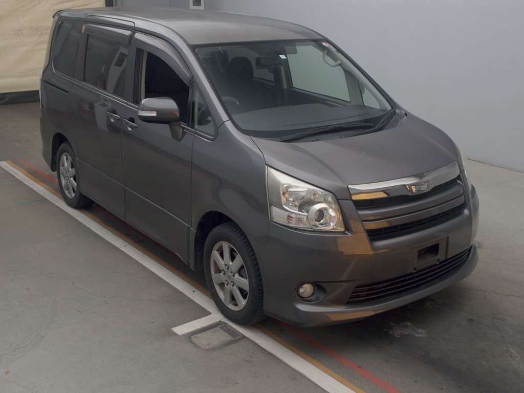 2009 Toyota Noah ZRR70W[2]