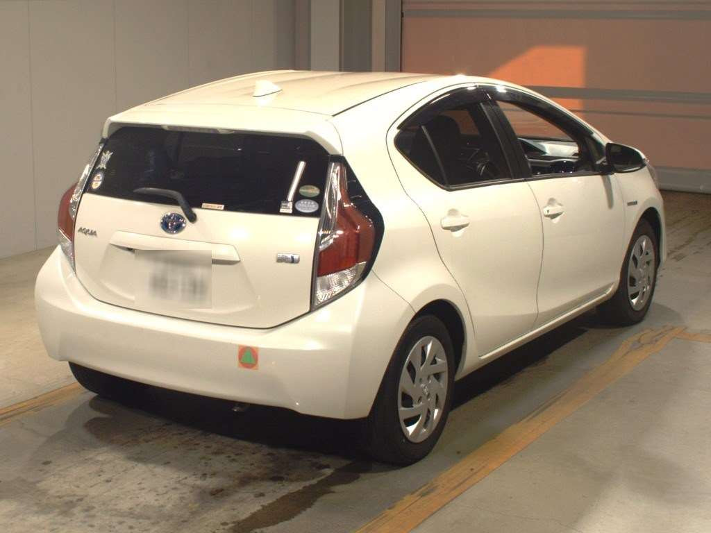 2015 Toyota Aqua NHP10[1]