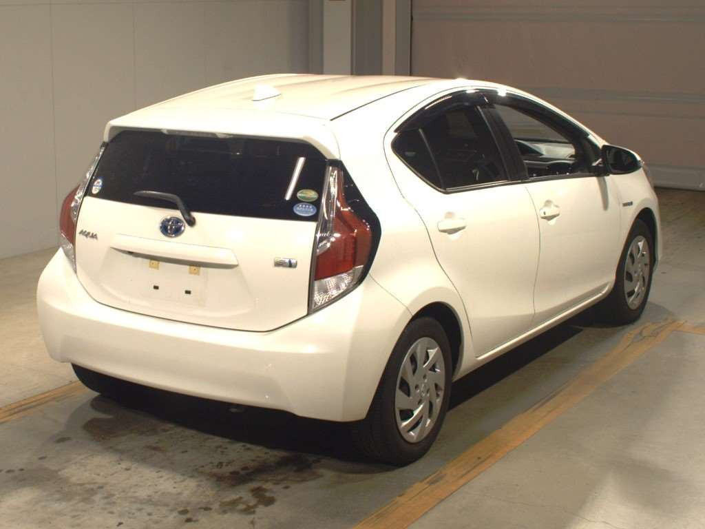 2015 Toyota Aqua NHP10[1]