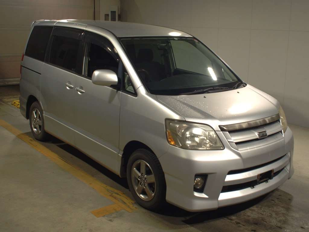 2005 Toyota Noah AZR60G[2]