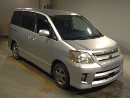 2005 Toyota Noah