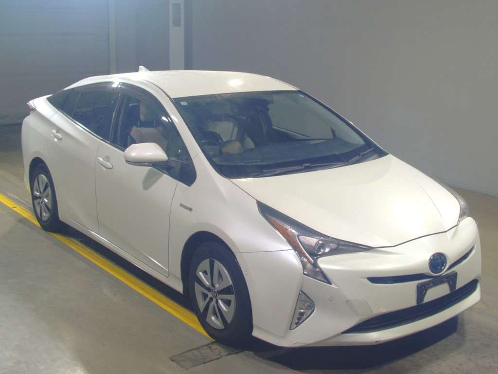 2015 Toyota Prius ZVW55[2]