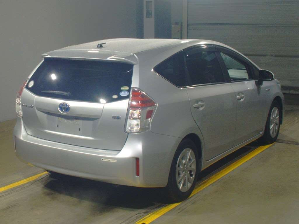 2018 Toyota Prius alpha ZVW41W[1]