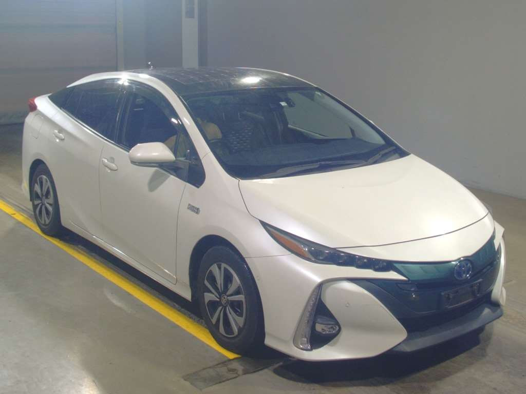 2018 Toyota Prius PHV ZVW52[2]