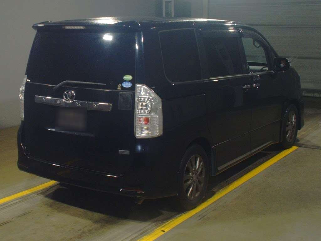 2013 Toyota Voxy ZRR70W[1]