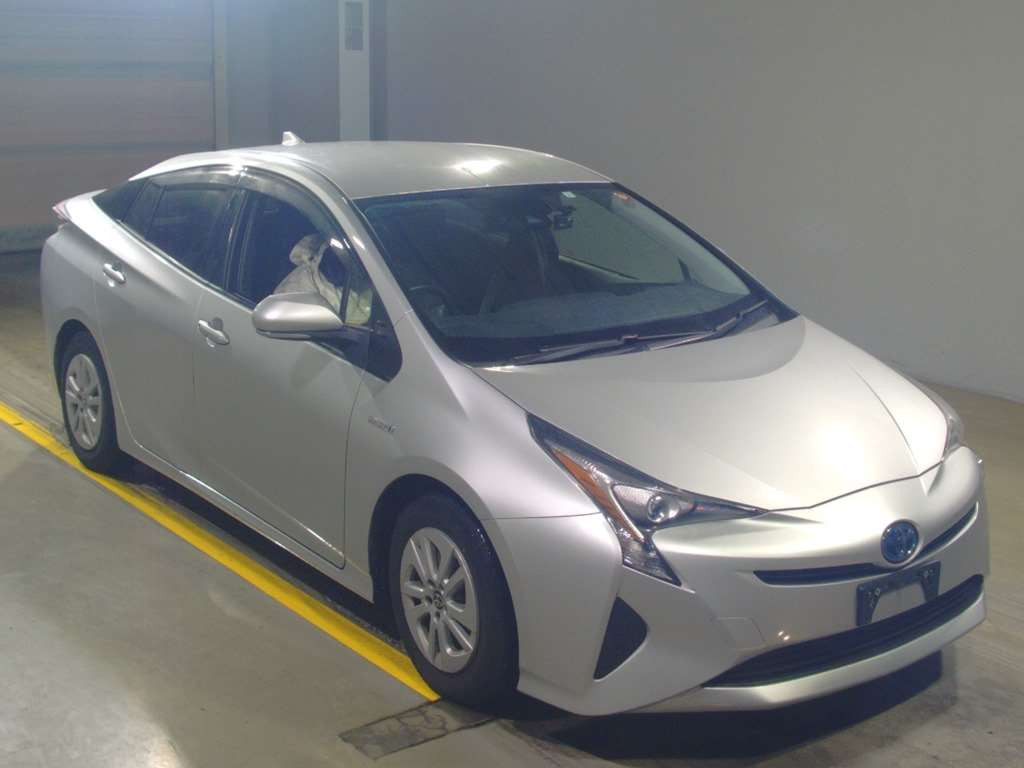 2017 Toyota Prius ZVW50[2]