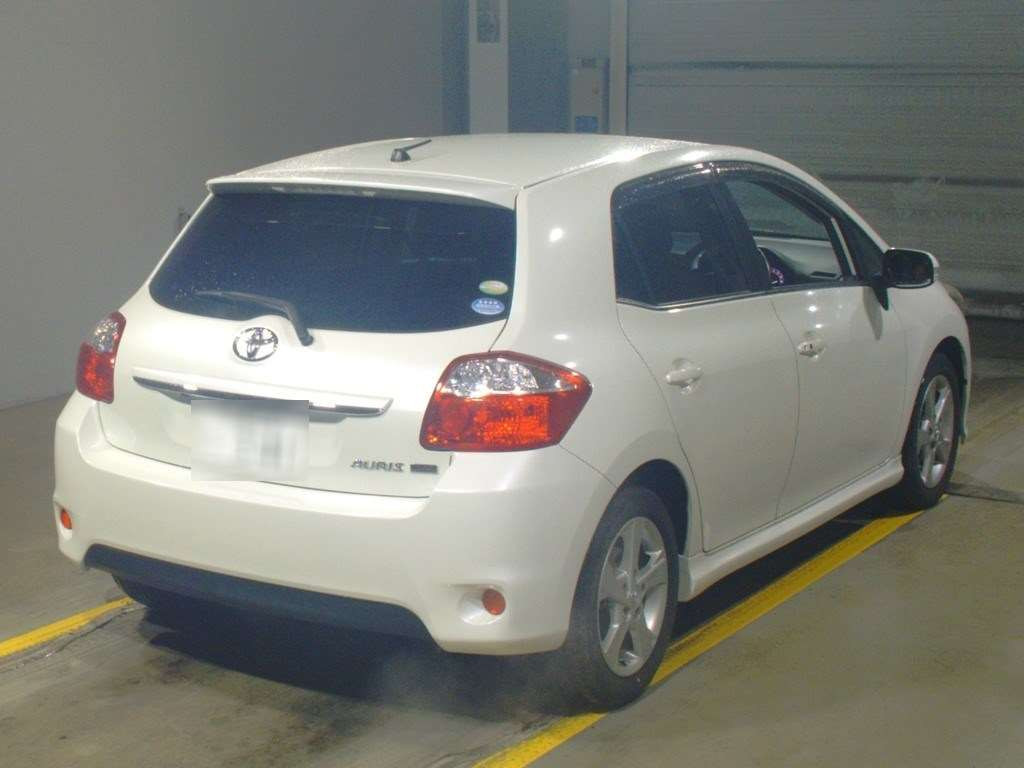 2010 Toyota Auris ZRE152H[1]