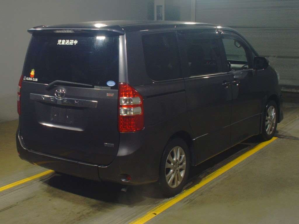 2011 Toyota Noah ZRR70W[1]