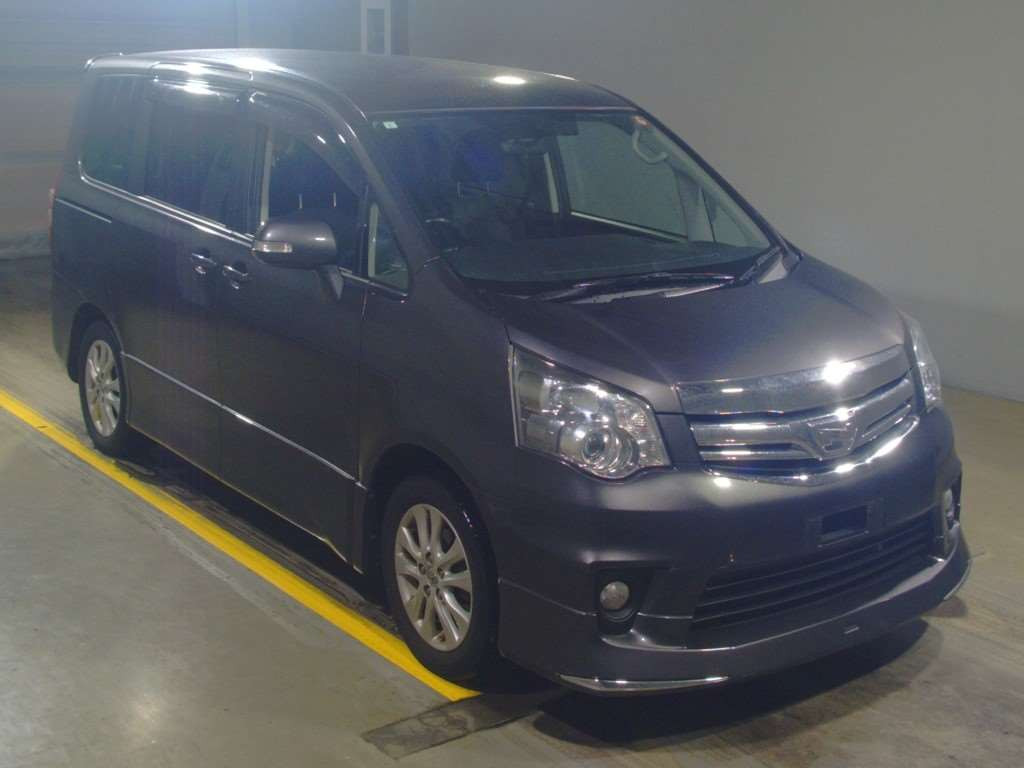 2011 Toyota Noah ZRR70W[2]