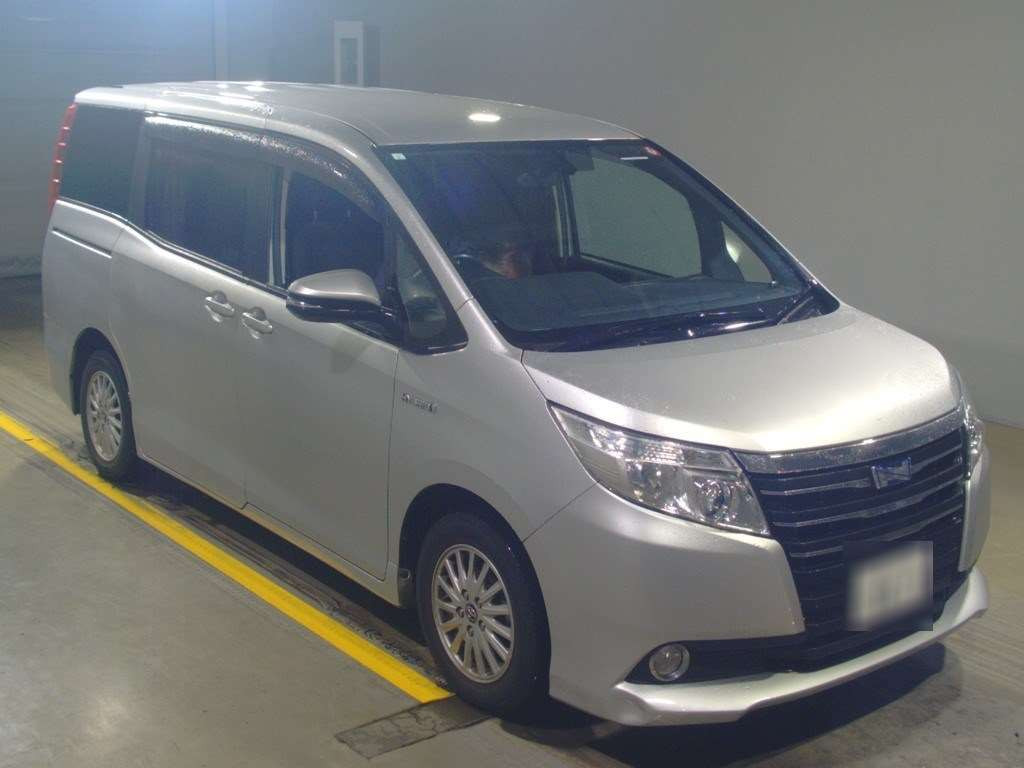 2015 Toyota Noah ZWR80G[2]