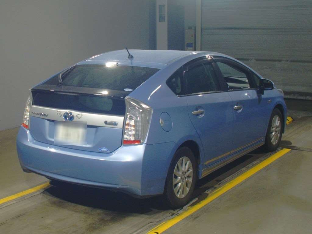 2015 Toyota Prius PHV ZVW35[1]