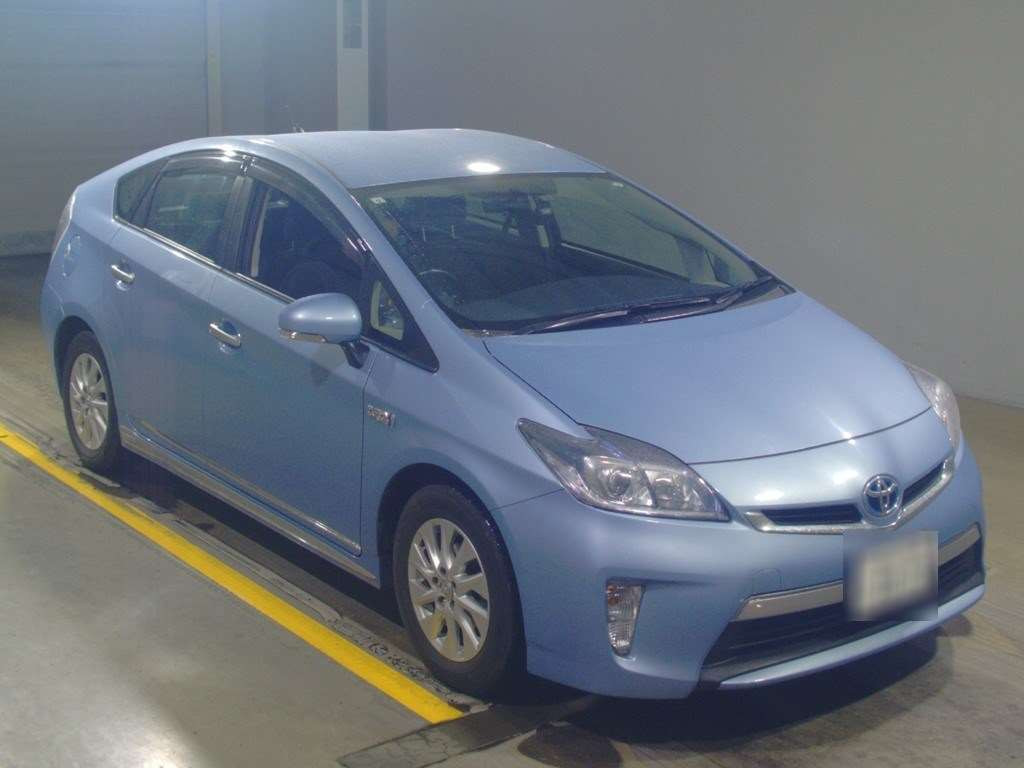 2015 Toyota Prius PHV ZVW35[2]