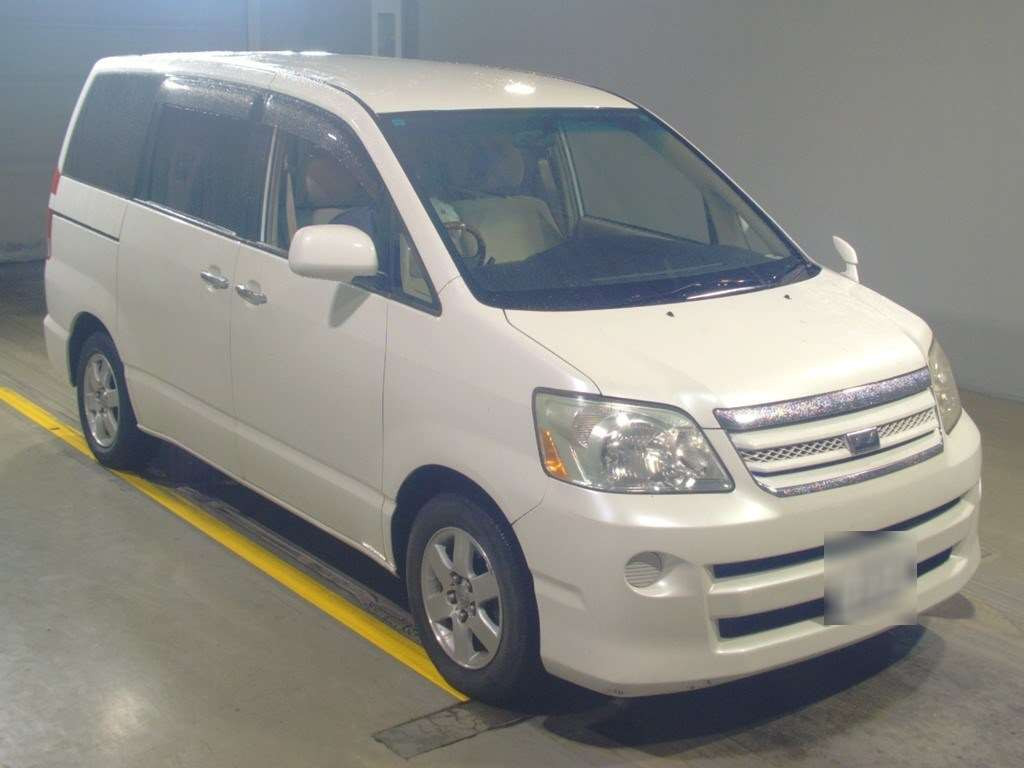 2007 Toyota Noah AZR60G[2]