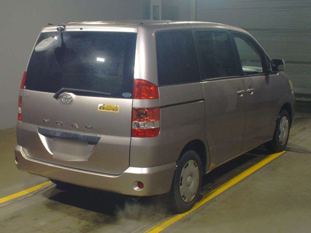 2002 Toyota Noah AZR60G[1]