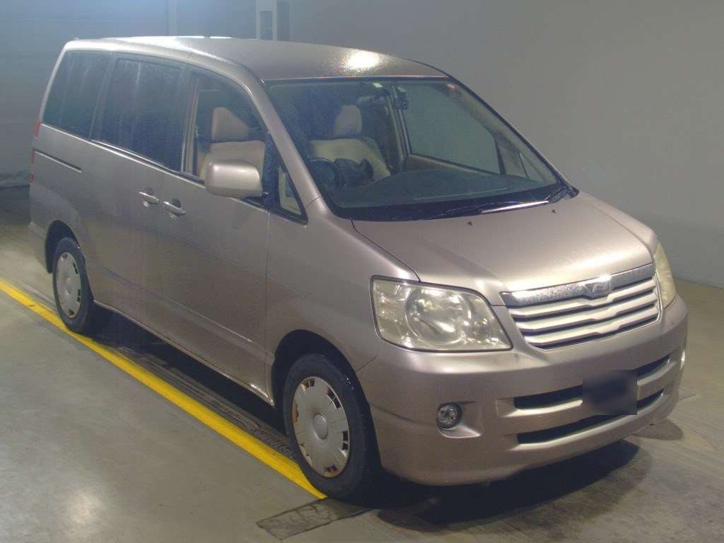 2002 Toyota Noah AZR60G[2]