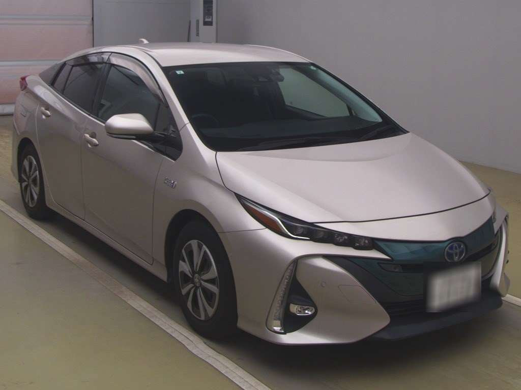 2017 Toyota Prius PHV ZVW52[2]