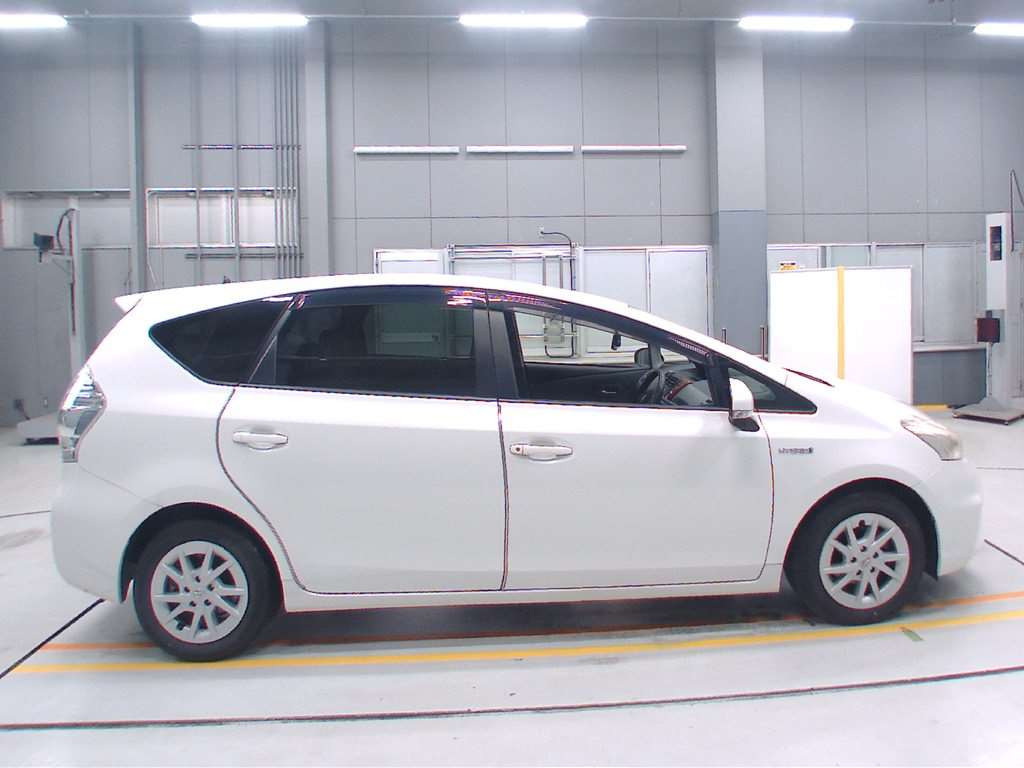 2012 Toyota Prius alpha ZVW41W[2]