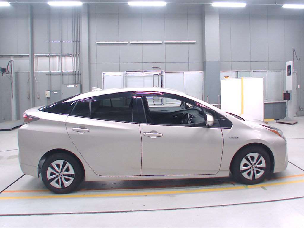 2016 Toyota Prius ZVW51[2]